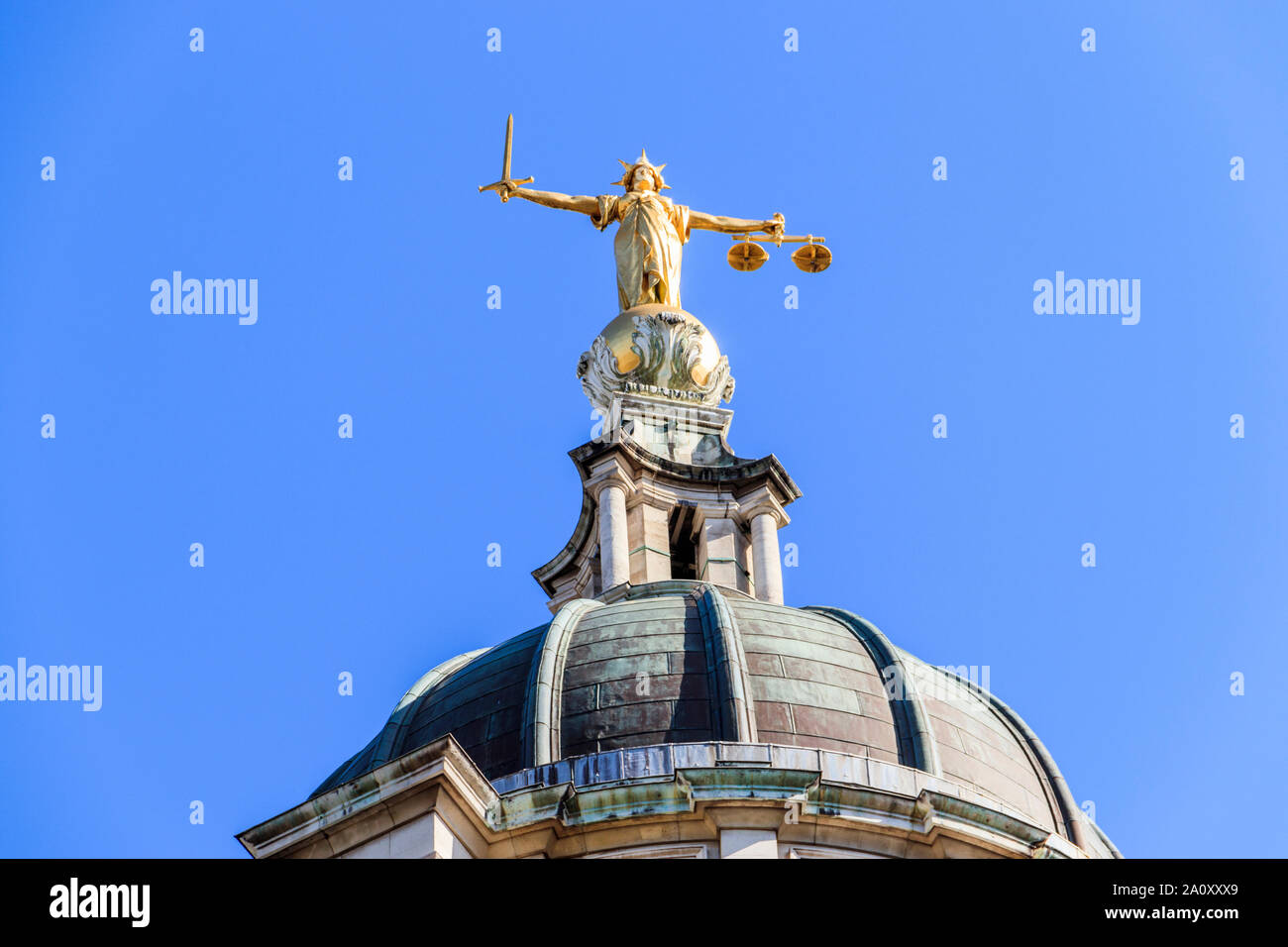 Statue of Lady Justice by the British sculptor F. W. Pomeroy on the dome of the Central Criminal Court, Old Bailey, London EC4, UK Stock Photo