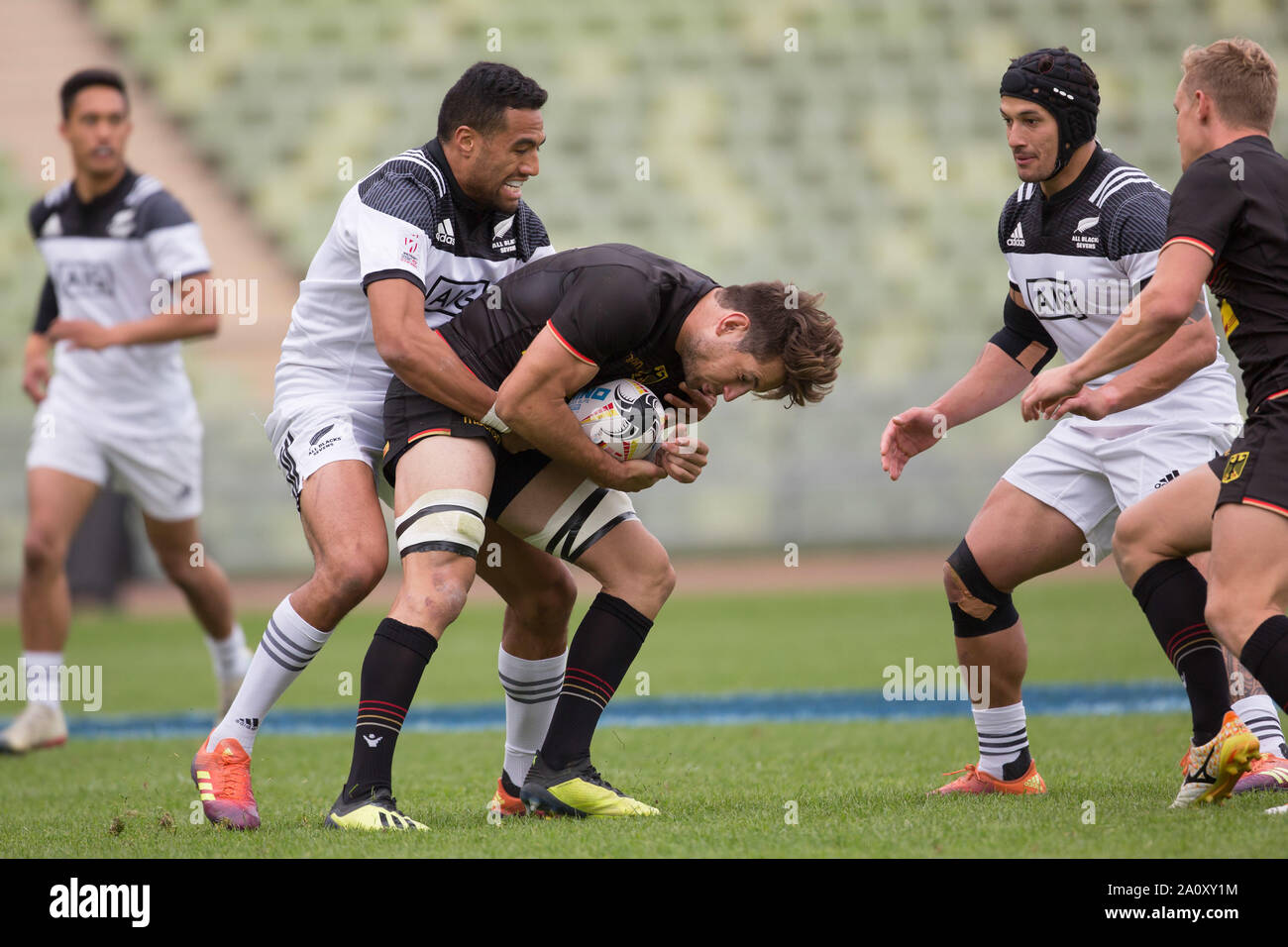 Munich, Germany. 22nd Sep, 2019. Oktoberfest Sevens Rugby Tournament in Munich on 21 and 22 September 2019. Match for third place: Germany - New Zealand. Robert Haase (Germany) is moored by Sione Molia (New Zealand). On the right Trael Joass (New Zealand) is lurking. Credit: Jürgen Kessler/dpa/Alamy Live News Stock Photo