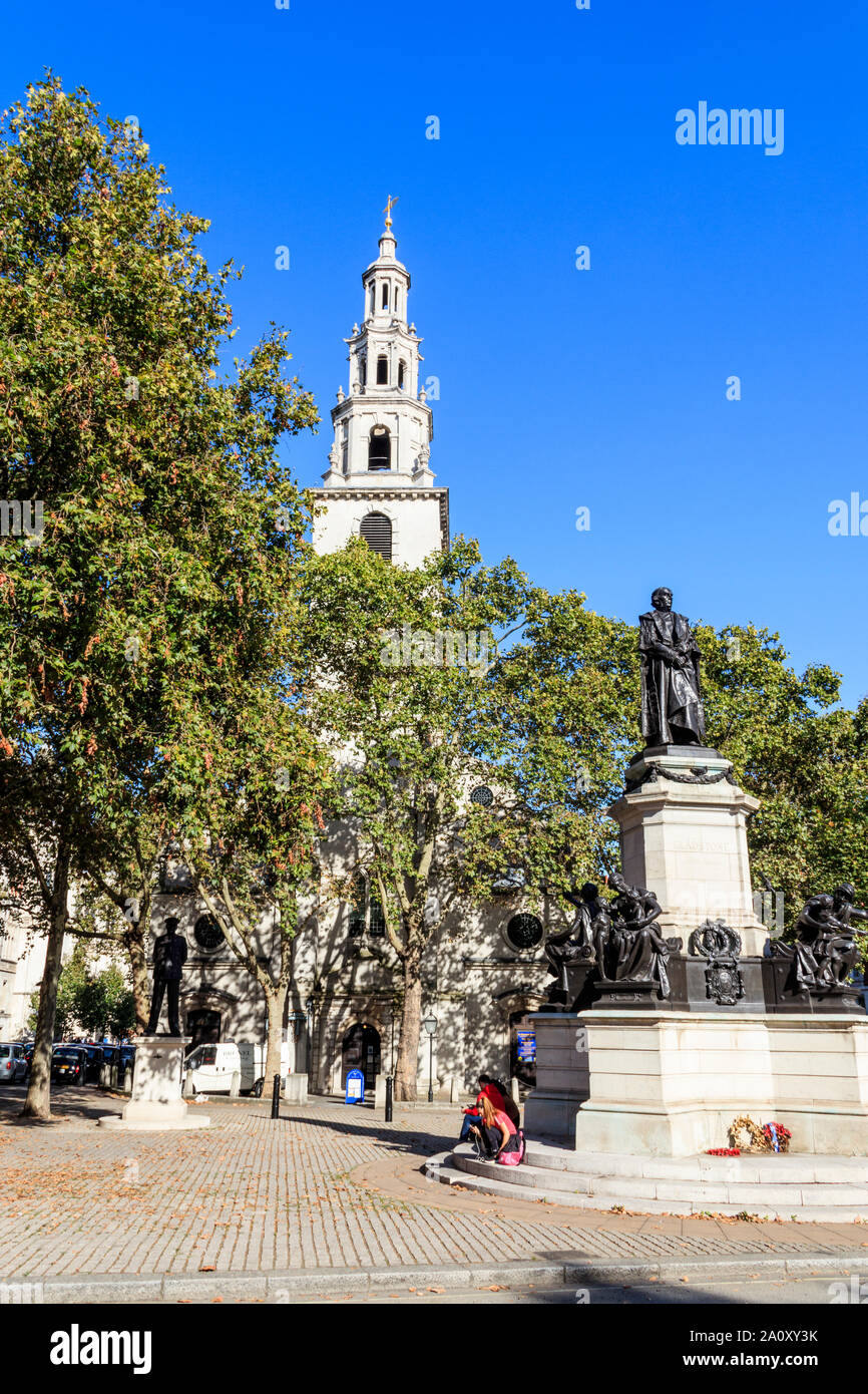 A statue of Victorian prime minister William Gladstone in front of St Clements Danes' Church on the Strand, London, UK Stock Photo