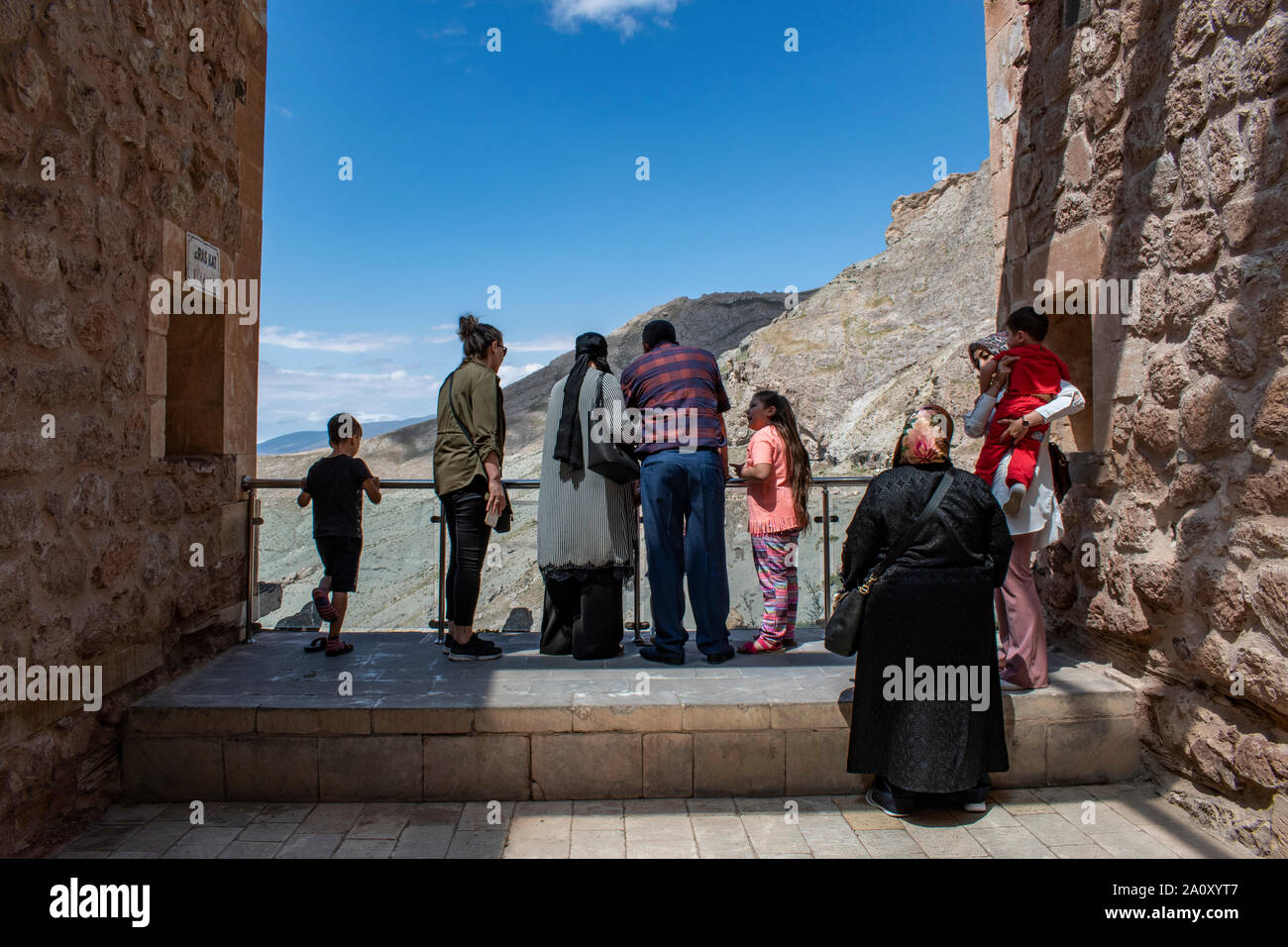 Dogubayazıt, Turkey: people looking at the breathtaking view of the valley from the terrace of Oriel room in the Ishak Pasha Palace (Ottoman period) Stock Photo