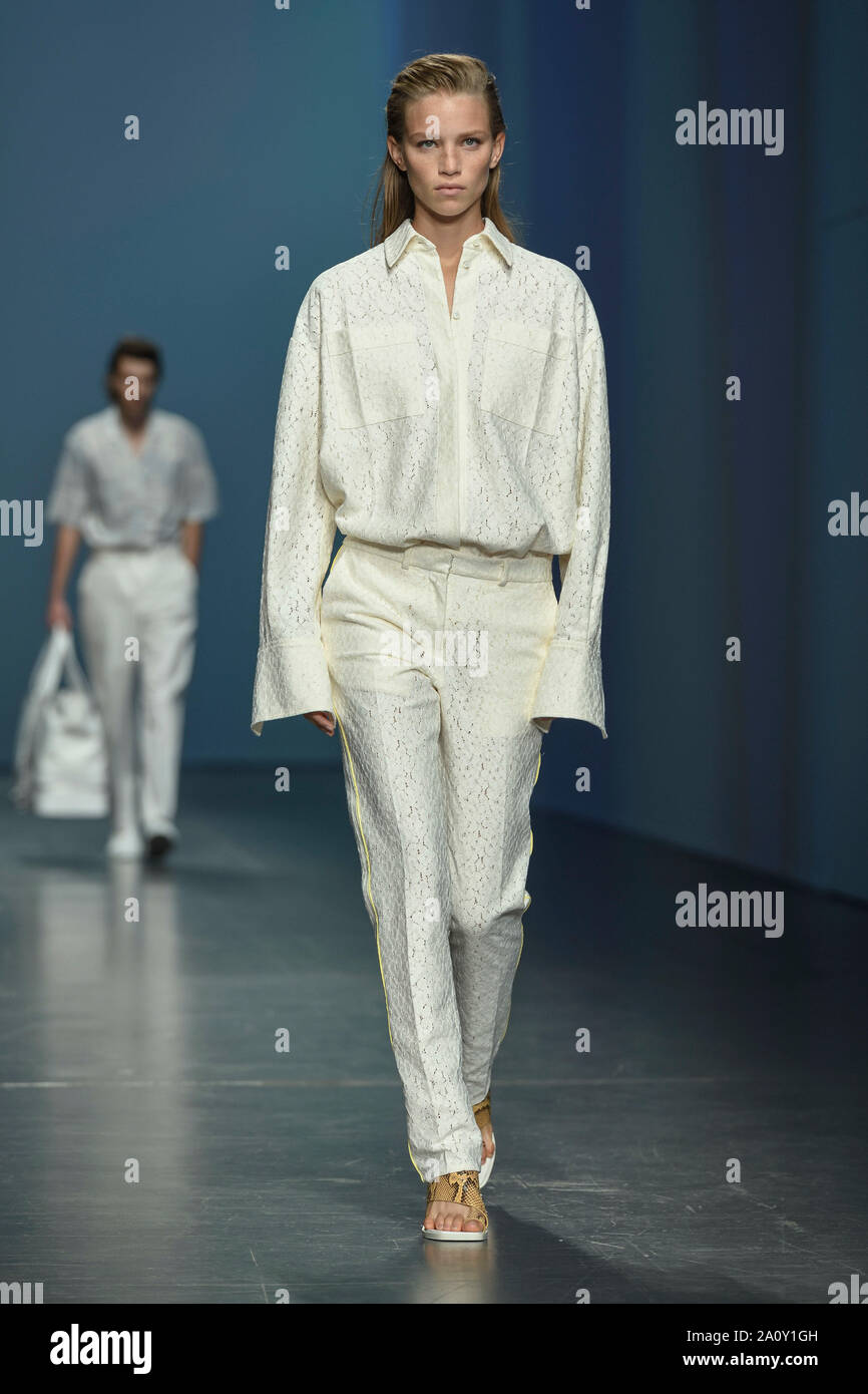 Milan, Italy. 22nd Sep, 2019. Milan Fashion Week, Women Spring Summer 2020.  Milan, Women's Fashion, Spring Summer 2020. Hugo Boss catwalk Pictured:  model Credit: Independent Photo Agency/Alamy Live News Stock Photo - Alamy