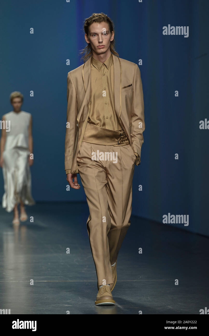 Milan, Italy. 22nd Sep, 2019. Milan Fashion Week, Women Spring Summer 2020.  Milan, Women's Fashion, Spring Summer 2020. Hugo Boss catwalk Pictured:  model Credit: Independent Photo Agency/Alamy Live News Stock Photo - Alamy