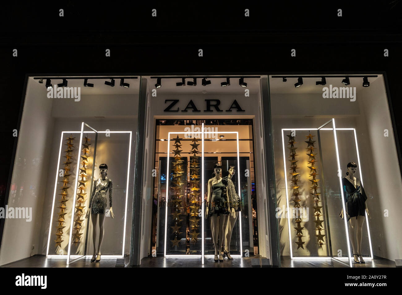 Athens, Greece - December 31, 2018: Display of a Zara store at night in  Athens, Greece Stock Photo - Alamy