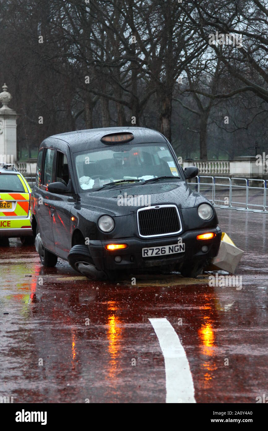 Taxi accident hires stock photography and images Alamy