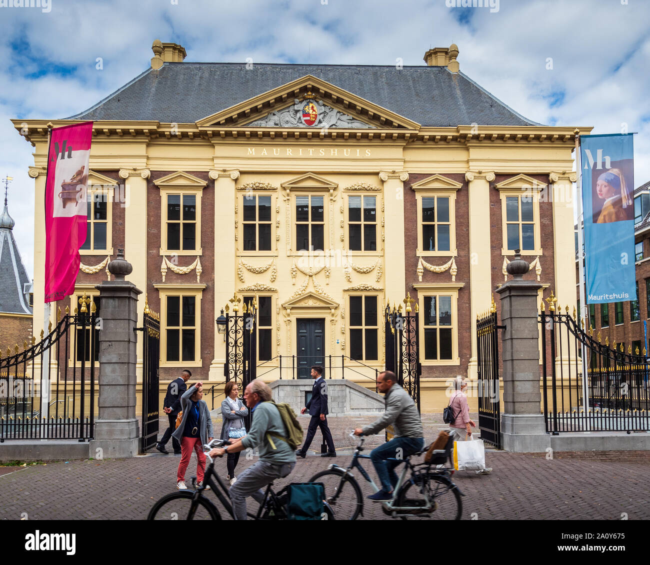 Mauritshuis Den Haag Mauritshuis The Hague, C17th art gallery specialising in Dutch Golden Age paintings including Vermeer's Girl with a Pearl Earring Stock Photo