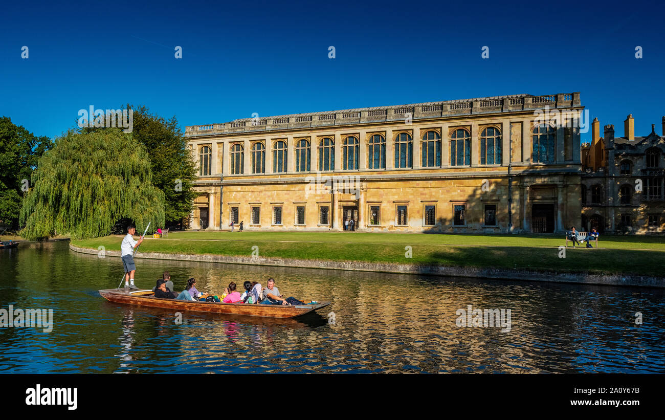 Cambridge Punting - tourists pass the Wren Library, Trinity College, University of Cambridge. It was designed by Christopher Wren, completed 1695. Stock Photo