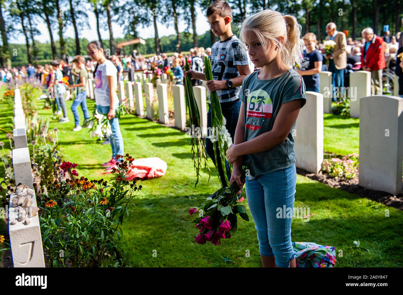 Soldiers girl flowers hi-res stock photography and images - Alamy