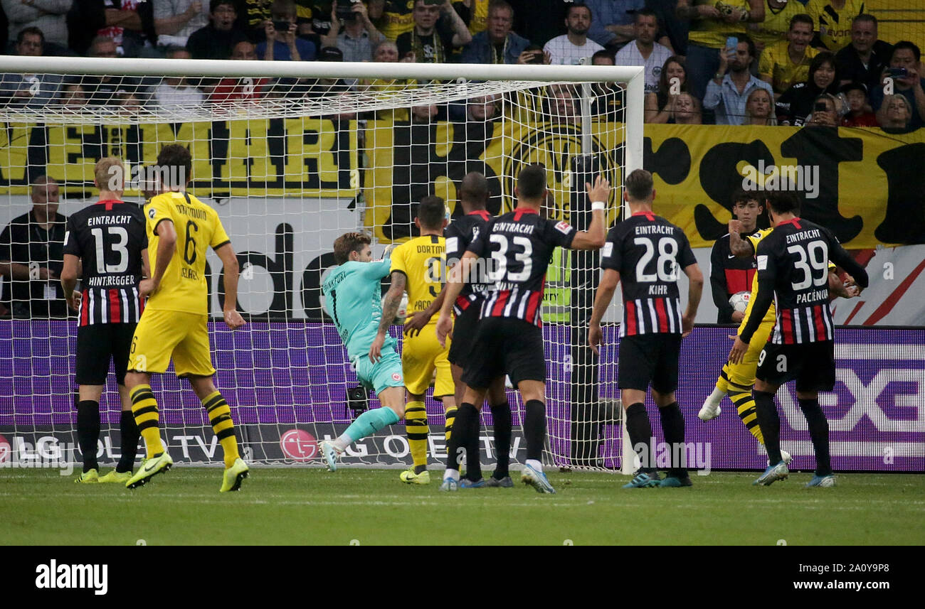 22 September 2019, Hessen, Frankfurt/M.: Soccer: Bundesliga, Eintracht Frankfurt - Borussia Dortmund, 5th matchday in the Commerzbank-Arena: Jadon Sancho (R) from Dortmund scored the goal for 2-1 against Martin Hinteregger from Frankfurt (l-r), Thomas Delaney from Dortmund, goalkeeper Kevin Trapp from Frankfurt, Paco Alcacer from Dortmund, and the Frankfurt Andre Silva, Dominik Kohr and Goncalo Paciencia. Photo: Hasan Bratic/dpa - IMPORTANT NOTE: In accordance with the requirements of the DFL Deutsche Fußball Liga or the DFB Deutscher Fußball-Bund, it is prohibited to use or have used photogra Stock Photo