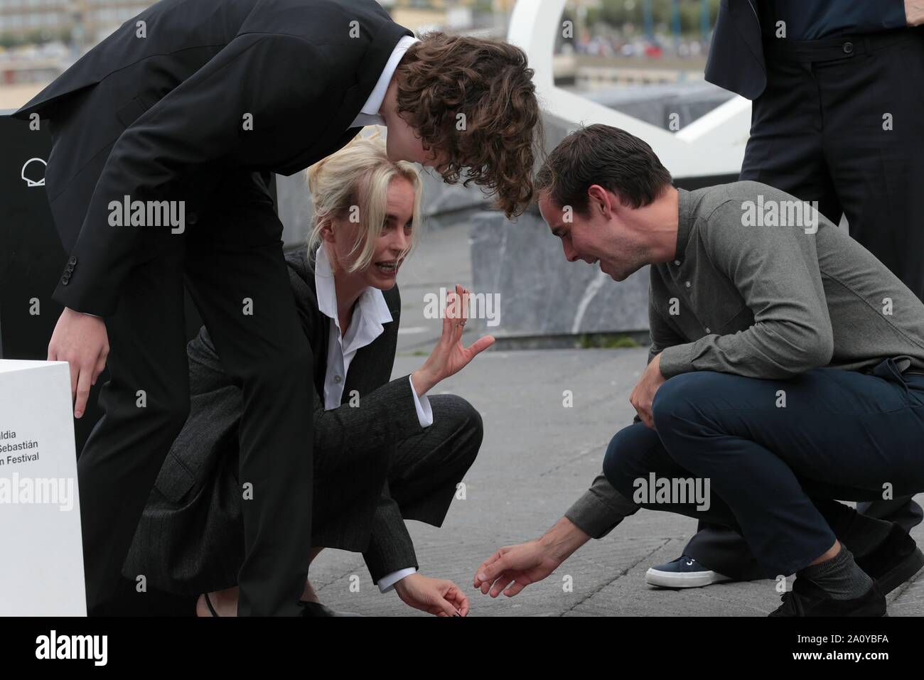 San Sebastian, Spain. 22nd Sep, 2019. San Sebastian, Spain, 22/09/2019.- 'Das Vorspiel' film in official section at San Sebastián International Film Festival 67 editionPhotocall of ' Das Vorspiel' Actress Nina Hoss loses part of the shoe when posing for the photos and Felix Von Boehm producer of the film comes to his aid and in the end they solve the situation between laughs Credit: Juan Carlos Rojas/Picture Alliance. | usage worldwide/dpa/Alamy Live News Stock Photo