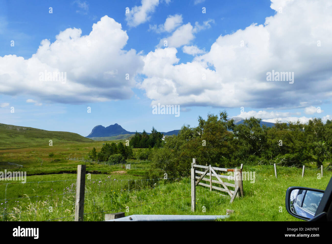 Blick durch die Windschutzscheibe in die Highlands von Schottland Stock Photo