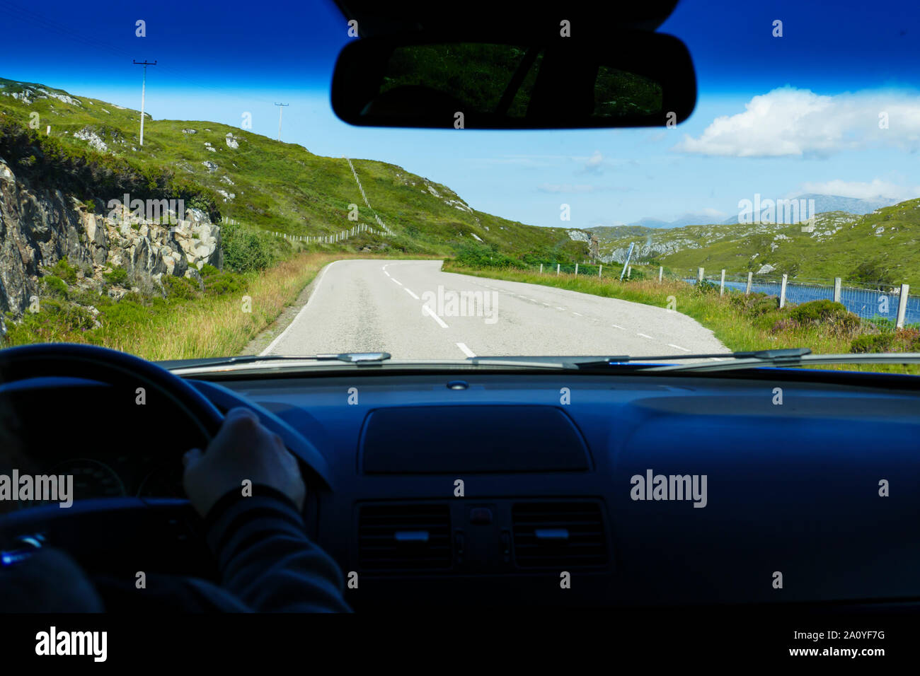 Blick durch die Windschutzscheibe in die Highlands von Schottland Stock Photo