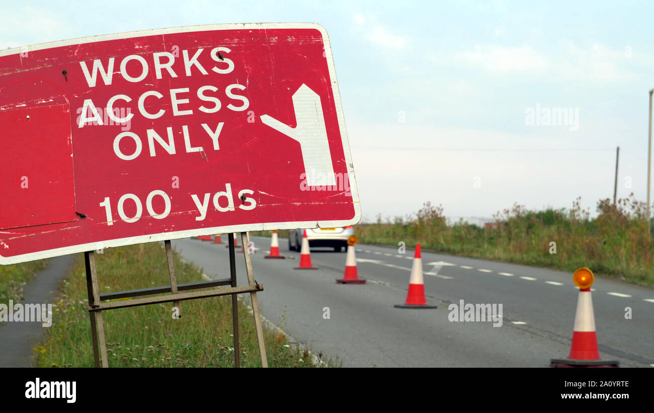 Accessed only. Do not pass дорожный знак. access only. flashing next to the road.