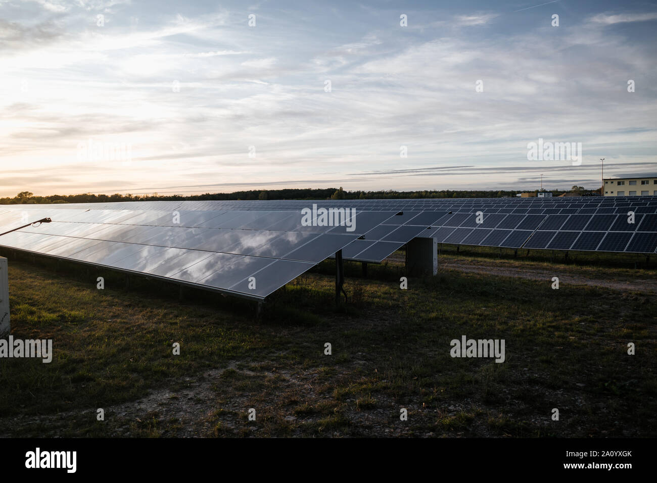Solar panels in field sunset hi-res stock photography and images - Alamy