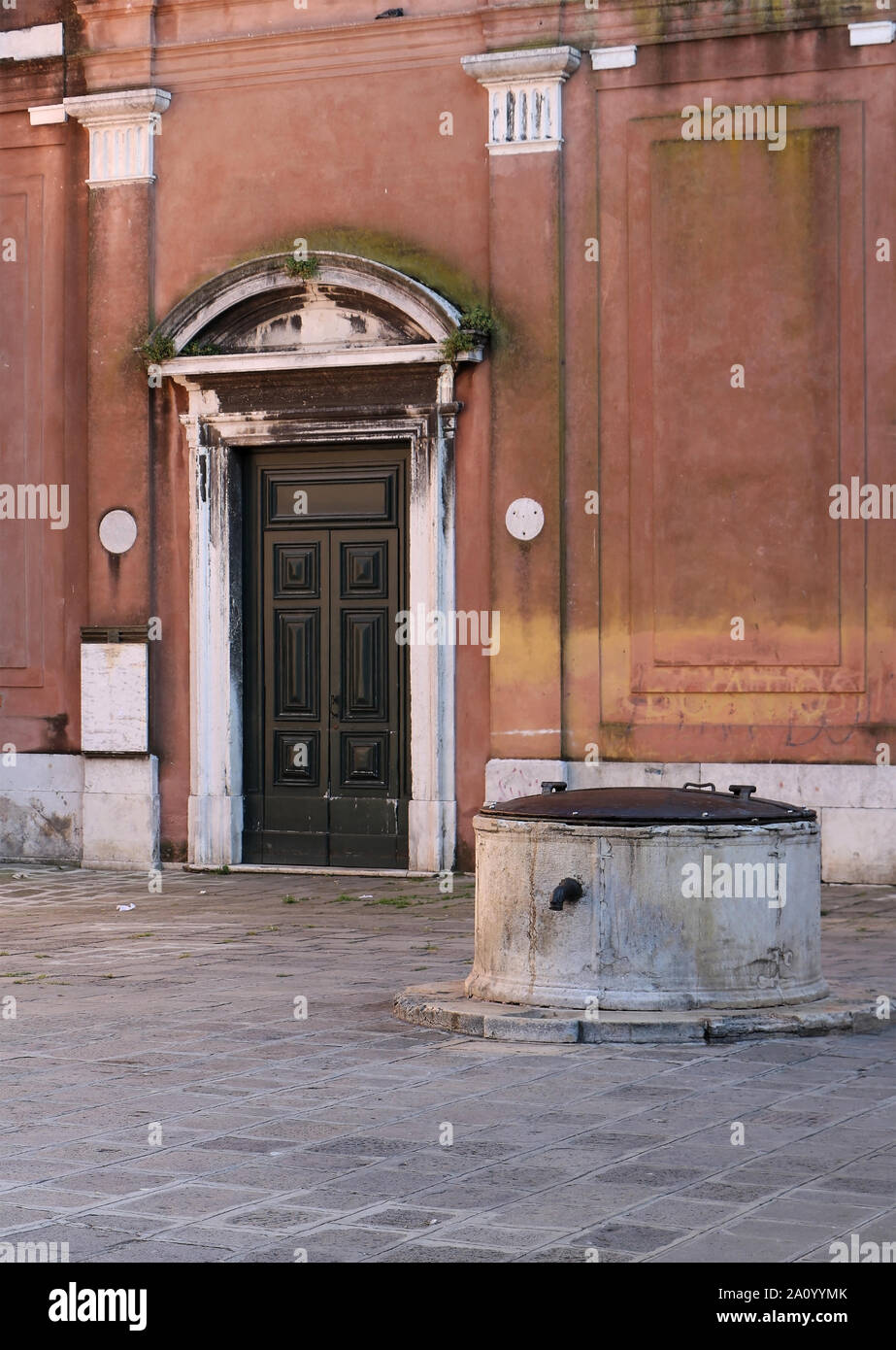 Old closed door hi-res stock photography and images - Alamy
