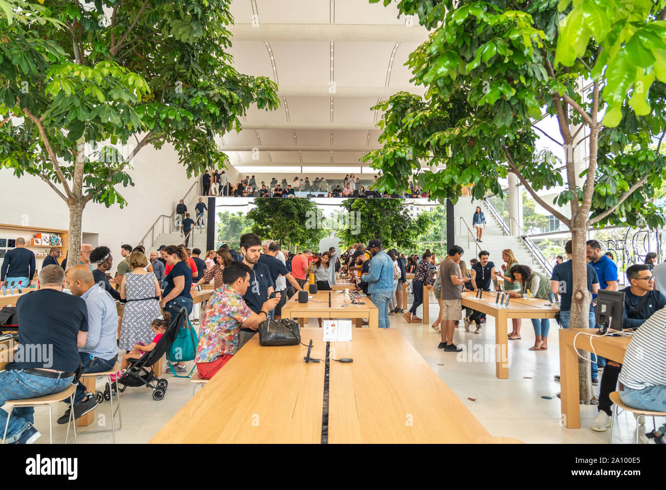 Apple Store in Aventura, Florida Editorial Photo - Image of shop, customer:  163001621