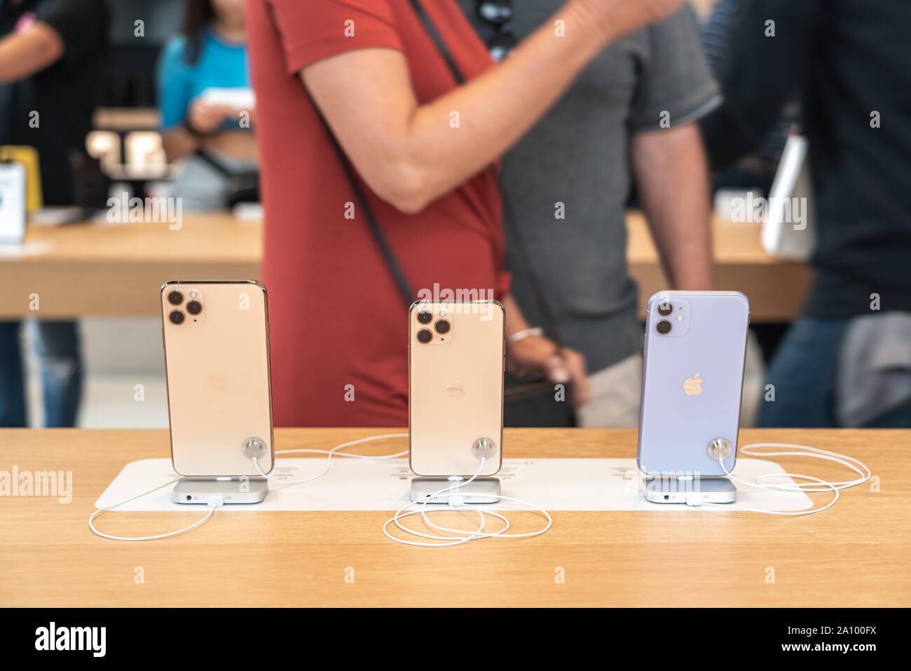 Aventura, Florida, USA - September 20, 2019: Apple store in Aventura Mall  on first day of officially started selling the iPhone 11, iPhone 11 Pro and  Stock Photo - Alamy