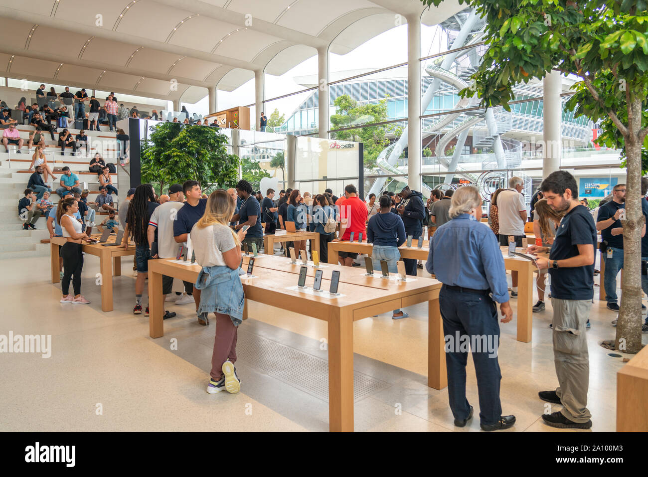 Aventura, Florida, USA - September 20, 2019: Apple store in Aventura Mall  on first day of officially started selling the iPhone 11, iPhone 11 Pro and  Stock Photo - Alamy