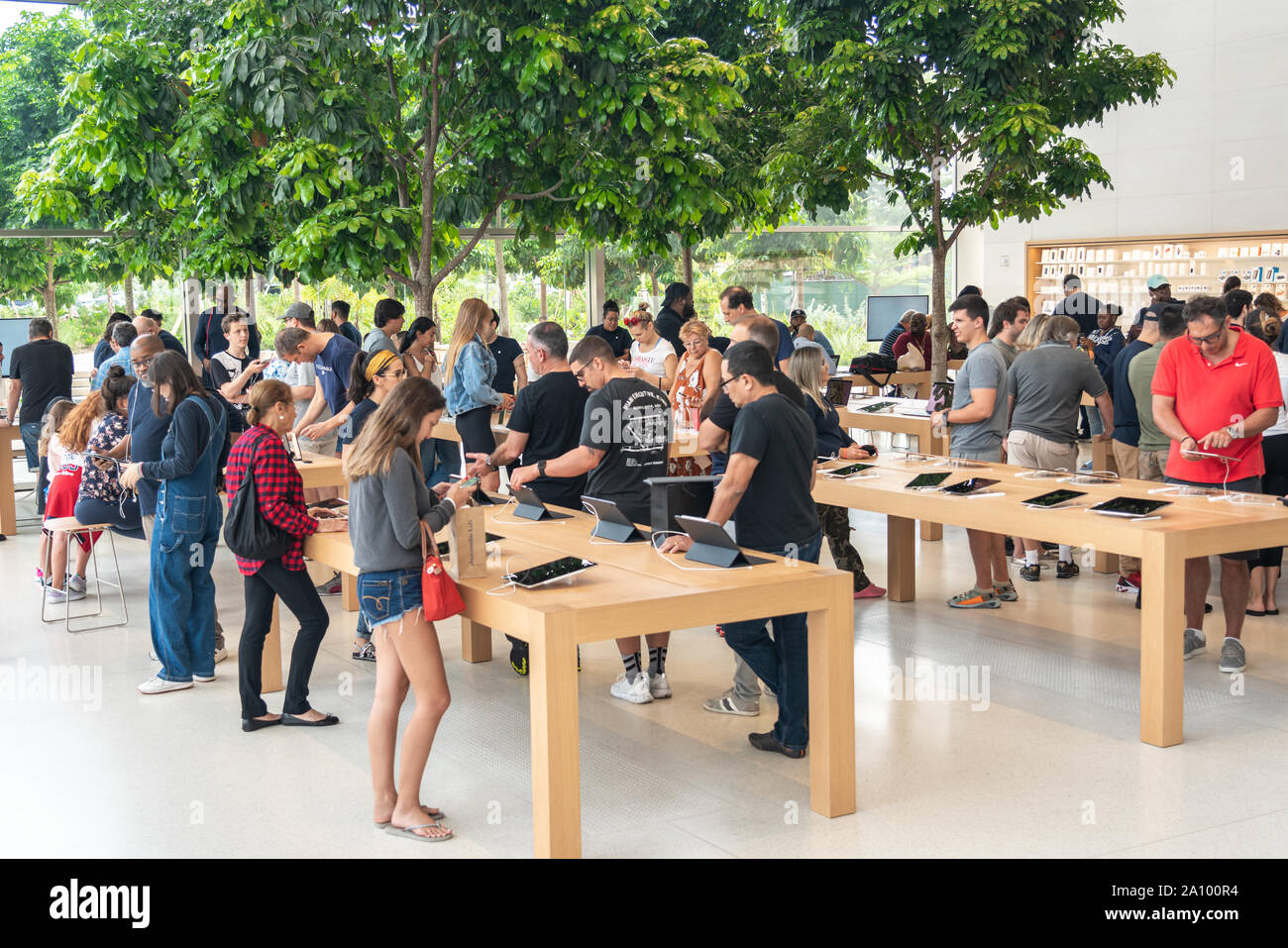 Aventura, Florida, USA - September 20, 2019: Apple store in Aventura Mall  on first day of officially started selling the iPhone 11, iPhone 11 Pro and  Stock Photo - Alamy