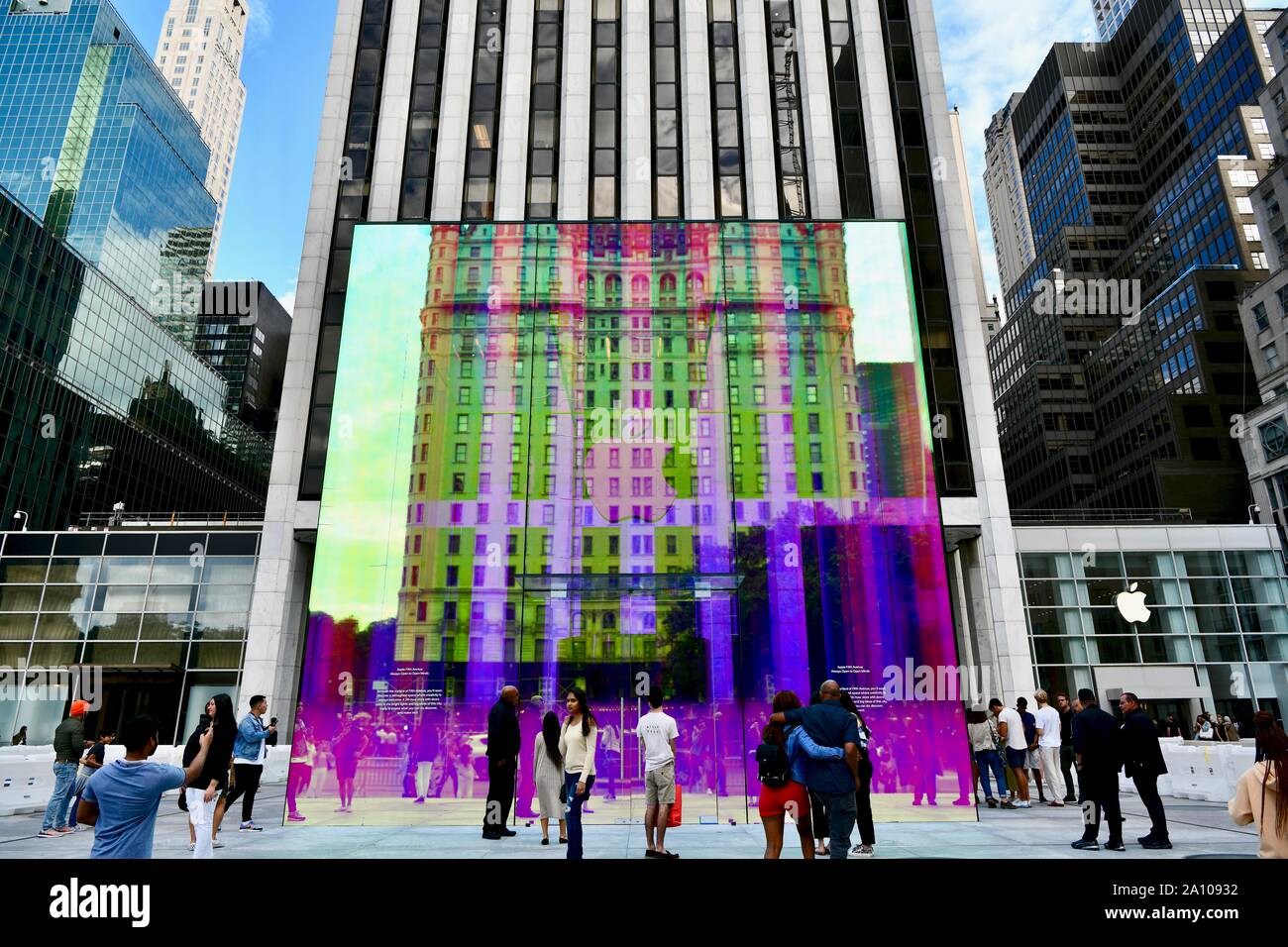 Apple flagship store hi-res stock photography and images - Alamy