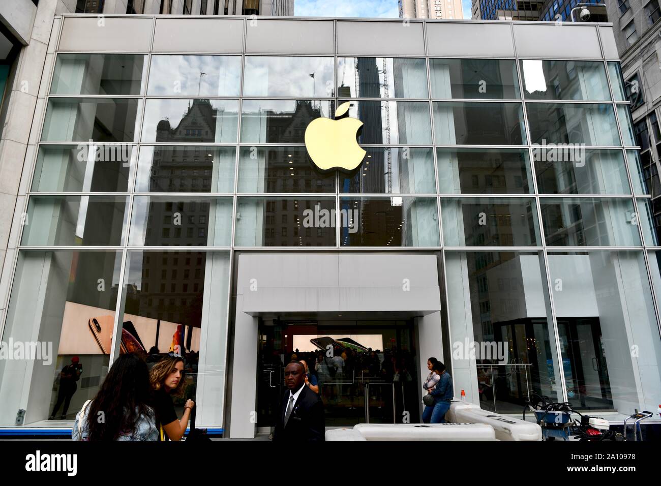 Apple Stores in New York  Addresses & customs information