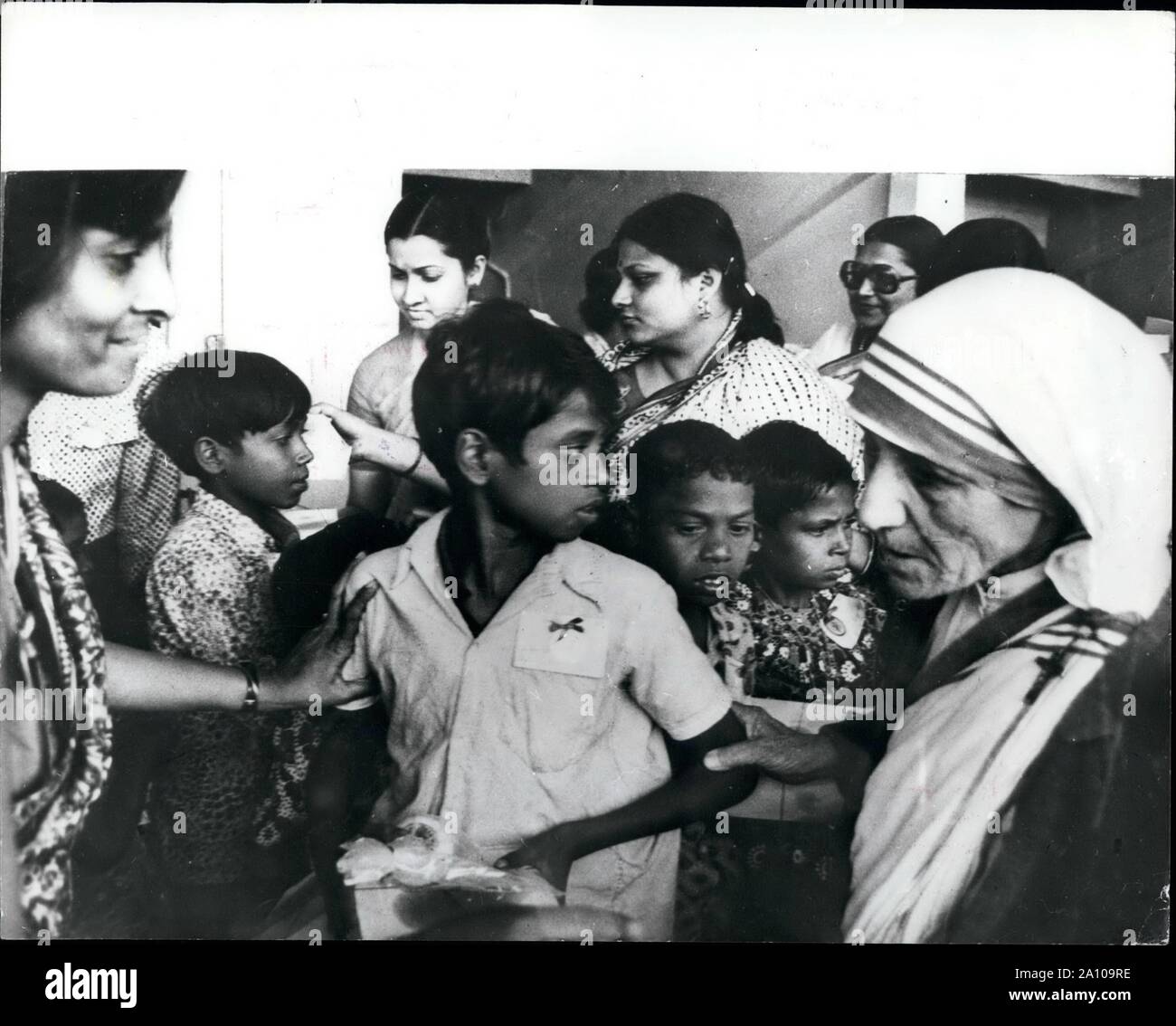 1982 - Calcutta, India - In order to mark the international year of the child, mother Teresa's ''Missionaries of charity'' recently entertained 13,000 underprivileged children at the Netaji indoor stadium in Calcutta. Many generous donations were received from various sources, among them were the stats government, the Church, several public bodies and numerous kindhearted businessman. MOTHER TERESA (right) speaks with some of the children after the event. Credit: Keystone Pictures USA/ZUMAPRESS.com/Alamy Live News Stock Photo