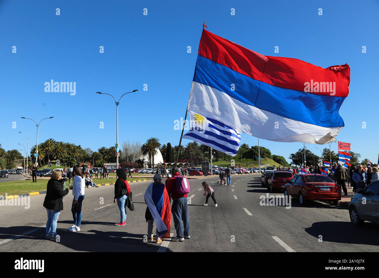 Montevideo, Uruguay. 22nd Sep, 2019. Frente Amplio party supporters seen during the Banderolazo in Montevideo.Almost a month after the national elections of Uruguay, the Frente Amplio party called its followers to a 'Banderolazo' (wave of flags) at the Ramires Beach in Montevideo. Credit: SOPA Images Limited/Alamy Live News Stock Photo