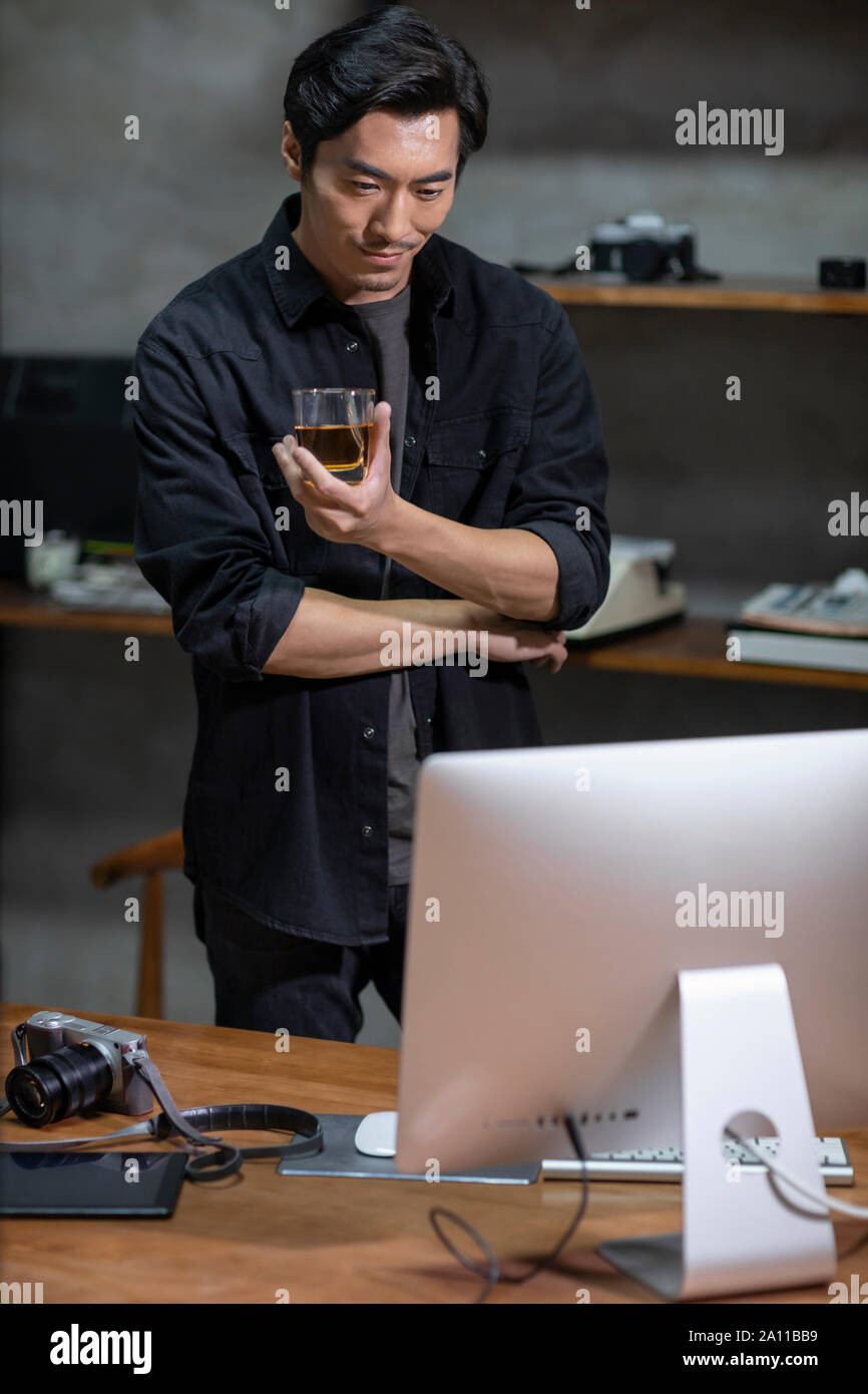 Photographer using computer hi-res stock photography and images - Alamy