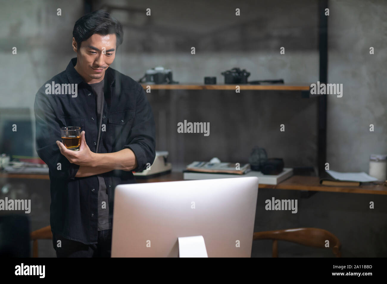 Photographer using computer hi-res stock photography and images - Alamy