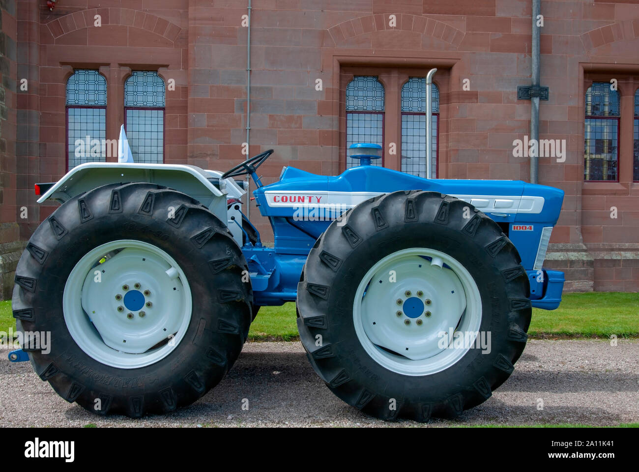 Immaculate 1966 Blue White Ford County Super 6 1004 Model Tractor Isle