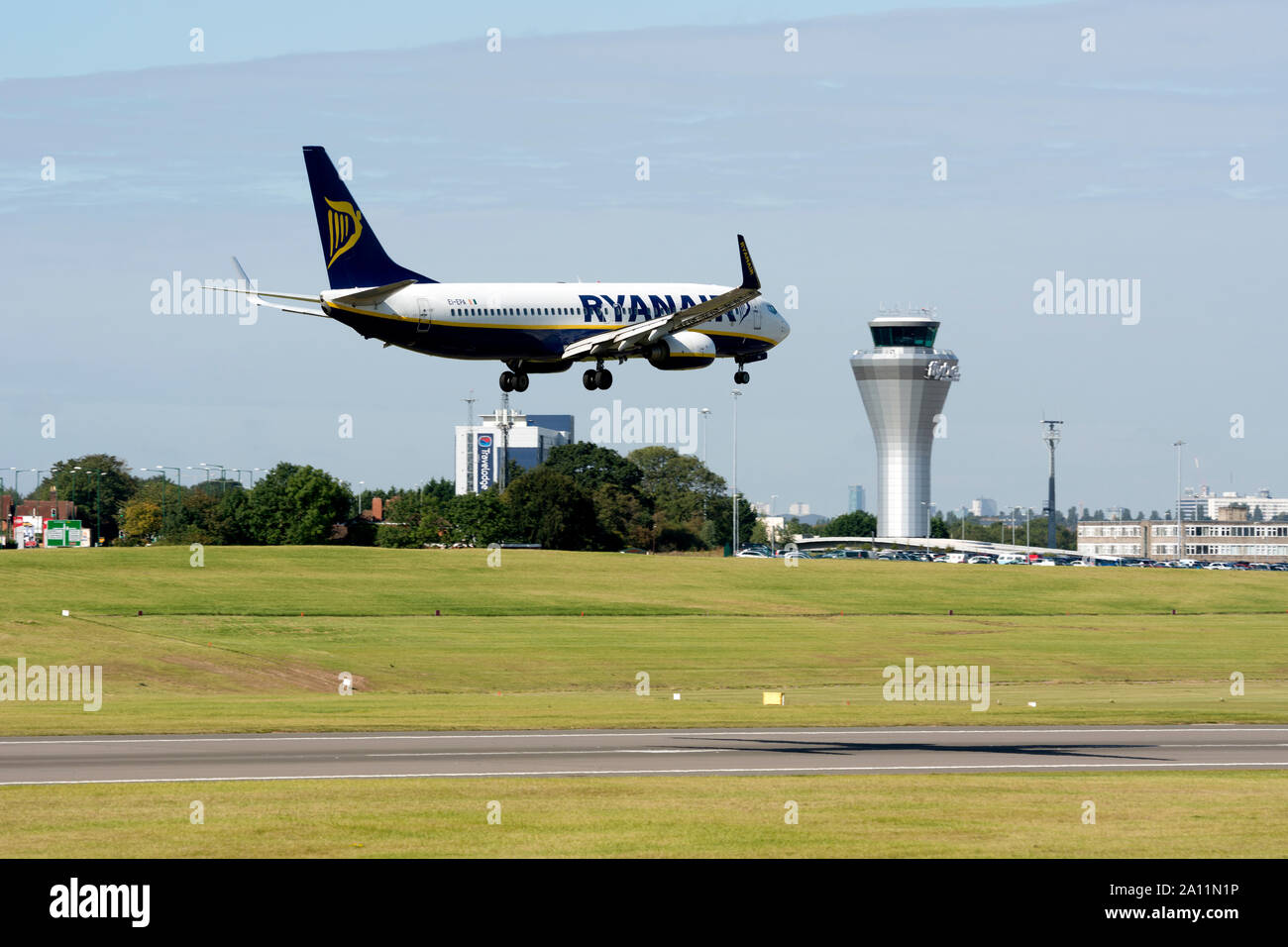 Ryanair Boeing 737-8AS landing at Birmingham Airport, UK (EI-EPA) Stock Photo