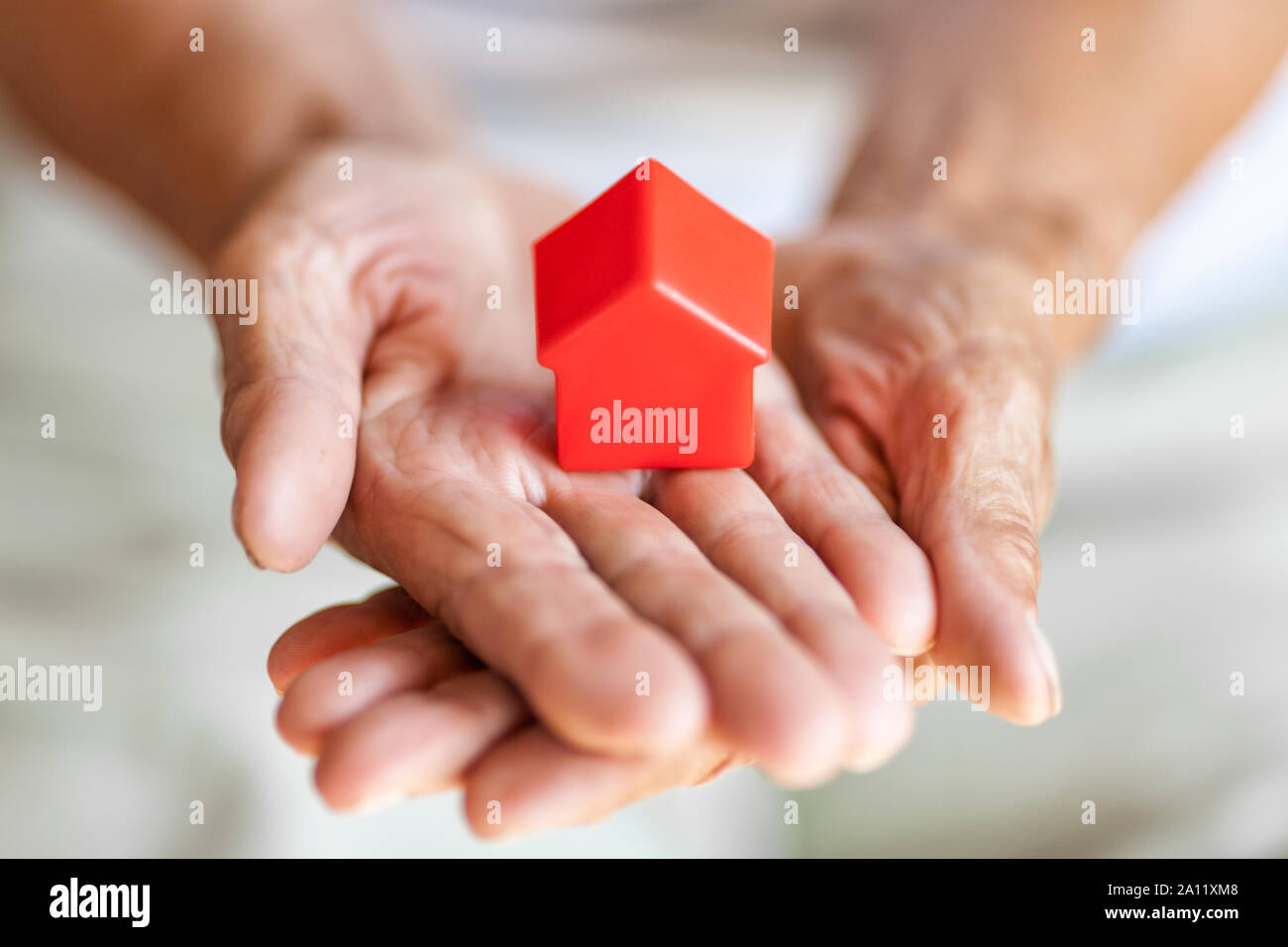 Elderly moving house hi-res stock photography and images - Alamy
