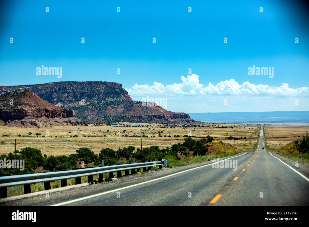 Das Apple Valley in Utah mit traumhaften Strecken in Wüste und Bergwelt. Die Straße ist oft nur