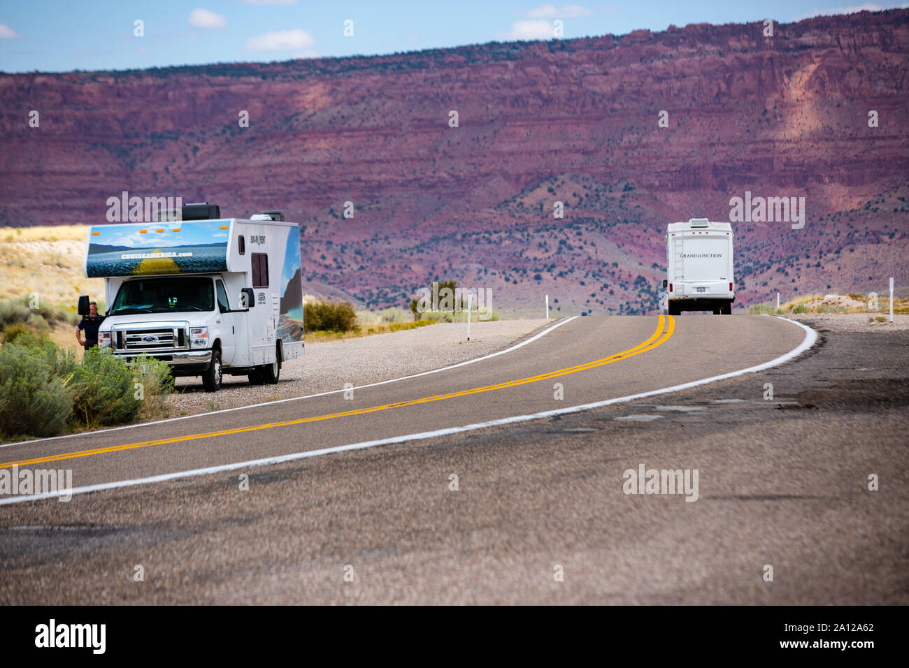 Das Apple Valley in Utah mit traumhaften Strecken in Wüste und Bergwelt. Die Straße ist oft nur sehr wenig befahren, ab und zu taucht ein Reisemobil a Stock Photo