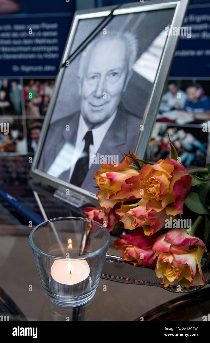 23 September 2019, Saxony, Morgenröthe-Rautenkranz: A candle burns in memory of Sigmund Jähn at the German Space Exhibition in Morgenröthe-Rautenkranz. The exhibition in the birthplace of the cosmonaut Jähn commemorates the first Germans in space. Jähn died on Saturday at the age of 82. On August 26, 1978, he was launched into space from the Soviet space center Baikonur and subsequently enjoyed great popularity in the GDR. Photo: Hendrik Schmidt/dpa-Zentralbild/dpa Stock Photo