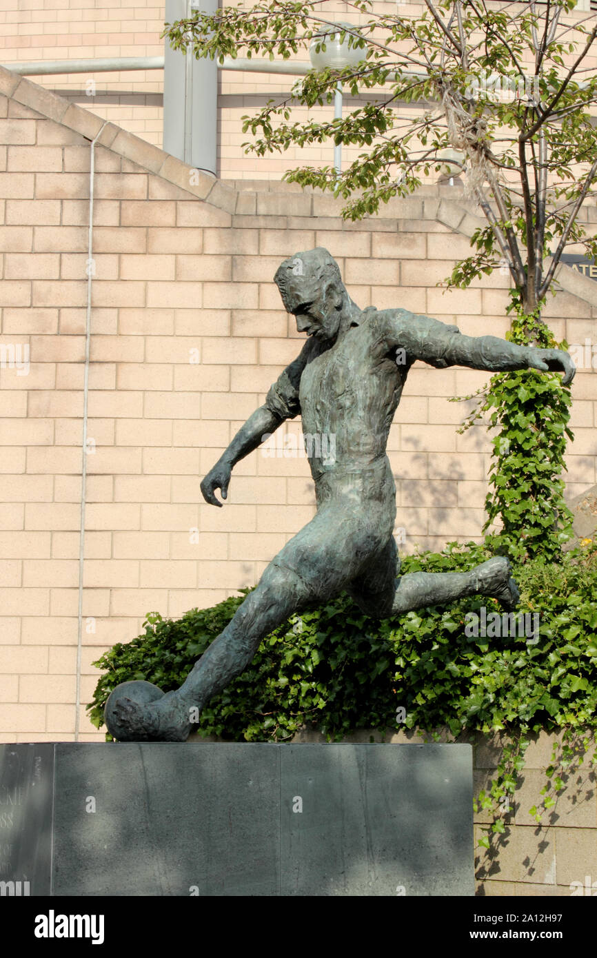 Jackie milburn statue hires stock photography and images Alamy