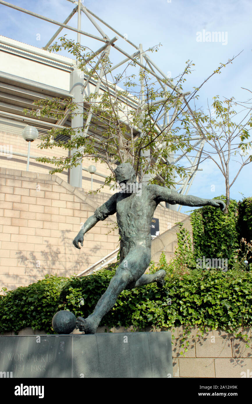 Jackie milburn statue hires stock photography and images Alamy