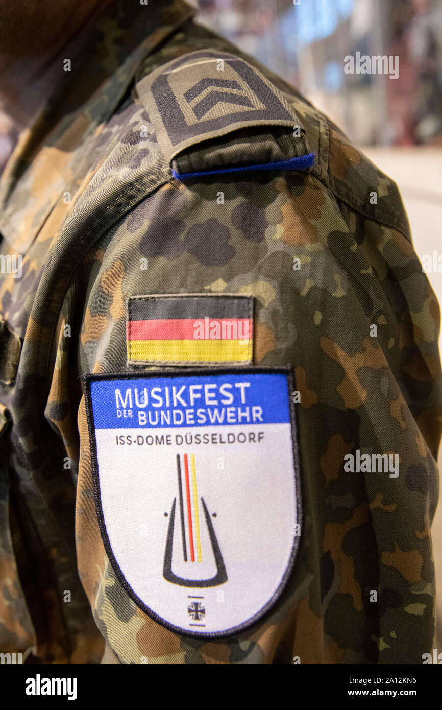 Dienstanzug eines Bundeswehrsoldaten beim Musikfest der Bundeswehr, Internationales Militär Tattoo im ISS Dome. Düsseldorf, 21.09.2019 Stock Photo