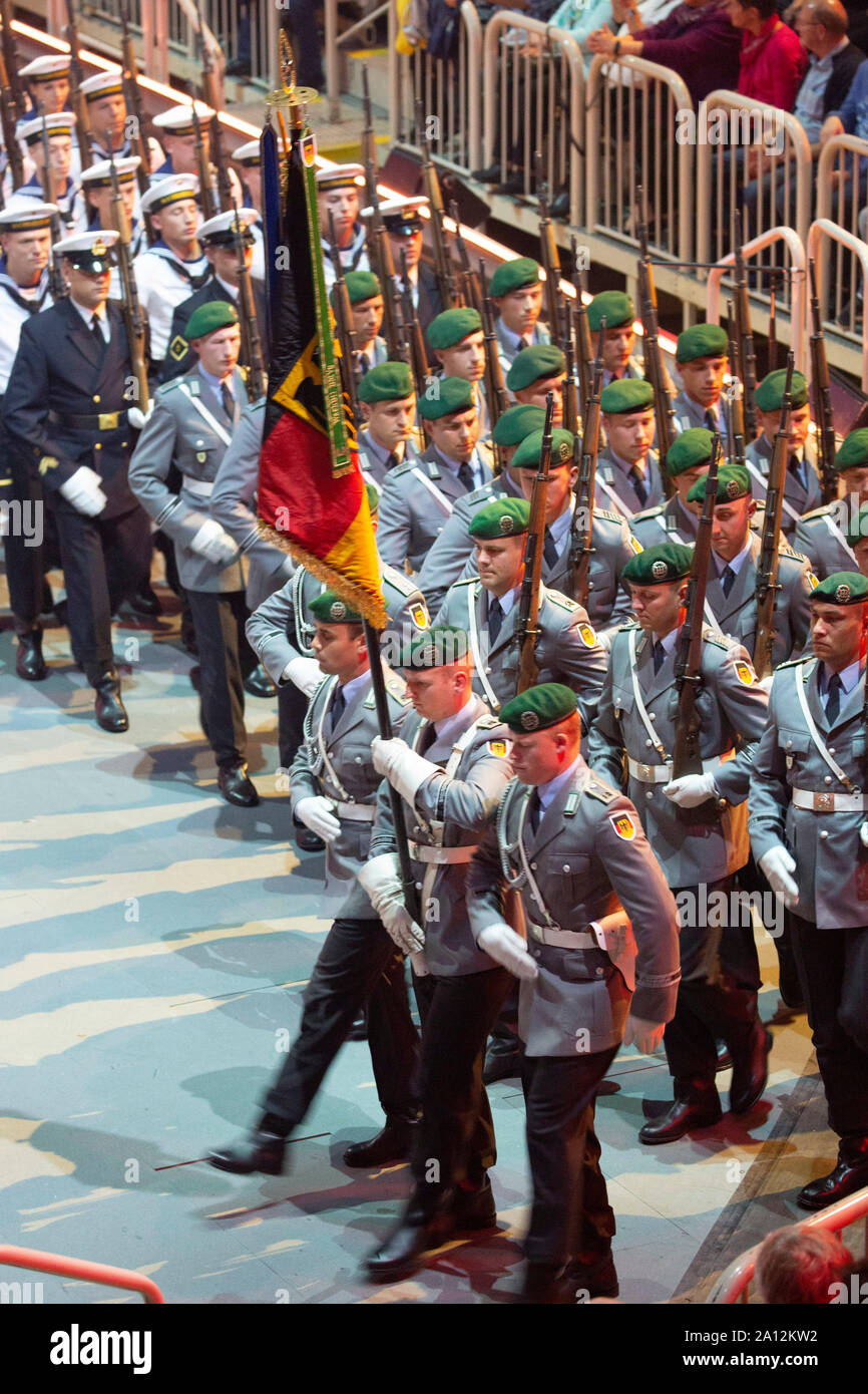 Eröffnungzeremonie beim Musikfest der Bundeswehr, Internationales Militär Tattoo im ISS Dome. Düsseldorf, 21.09.2019 Stock Photo
