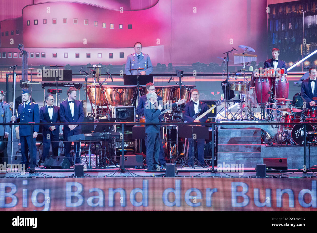 Johannes B. Kerner und Big Band der Bundeswehr beim Musikfest der Bundeswehr, Internationales Militär Tattoo im ISS Dome. Düsseldorf, 21.09.2019 Stock Photo