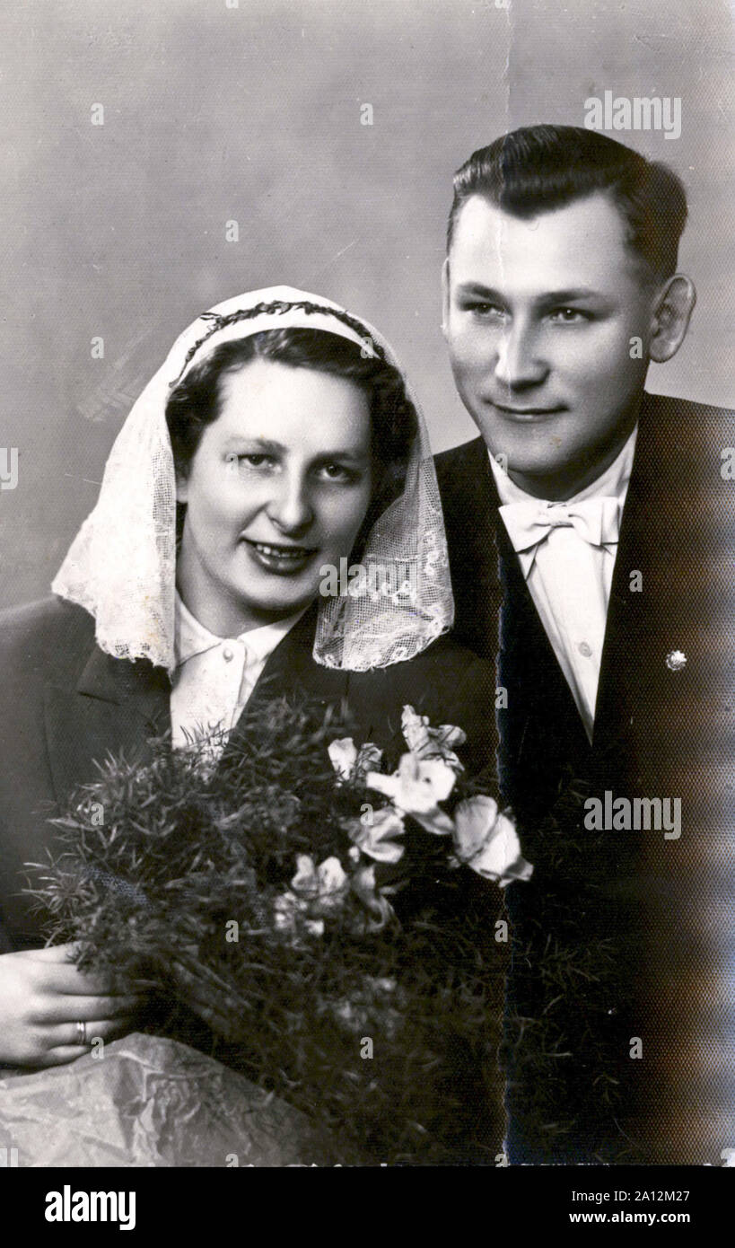 1950s husband and wife vintage hi-res stock photography and images - Alamy