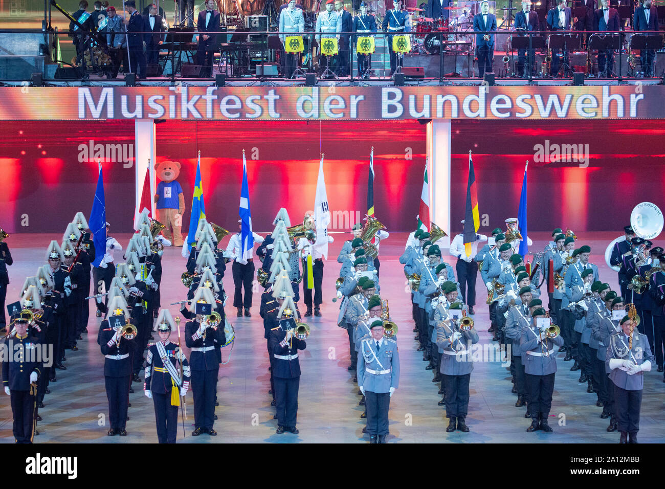 Abschlussaufstellung beim Musikfest der Bundeswehr, Internationales Militär Tattoo im ISS Dome. Düsseldorf, 21.09.2019 Stock Photo