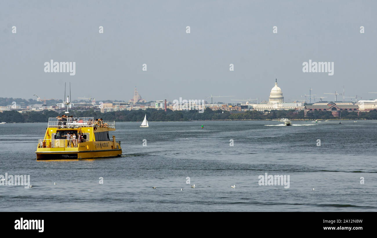 Potomac river washington water taxi hi-res stock photography and images ...