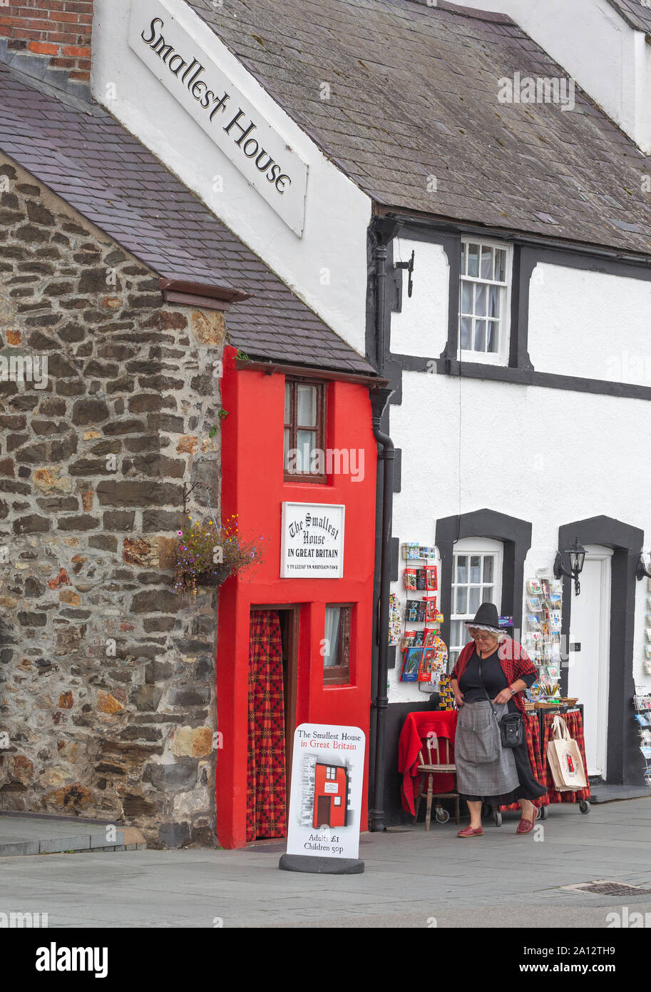 The Smallest House in Great Britain also known as Quay House,  Conwy or Conway, Conwy County, Wales, United Kingdom.   The building dates from the 16t Stock Photo