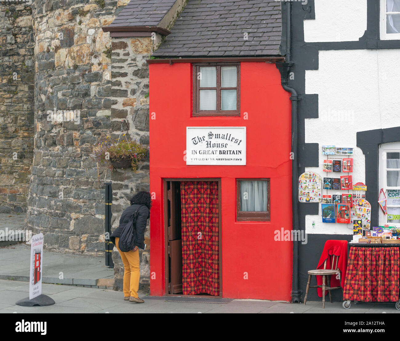 The Smallest House in Great Britain also known as Quay House,  Conwy or Conway, Conwy County, Wales, United Kingdom.   The building dates from the 16t Stock Photo