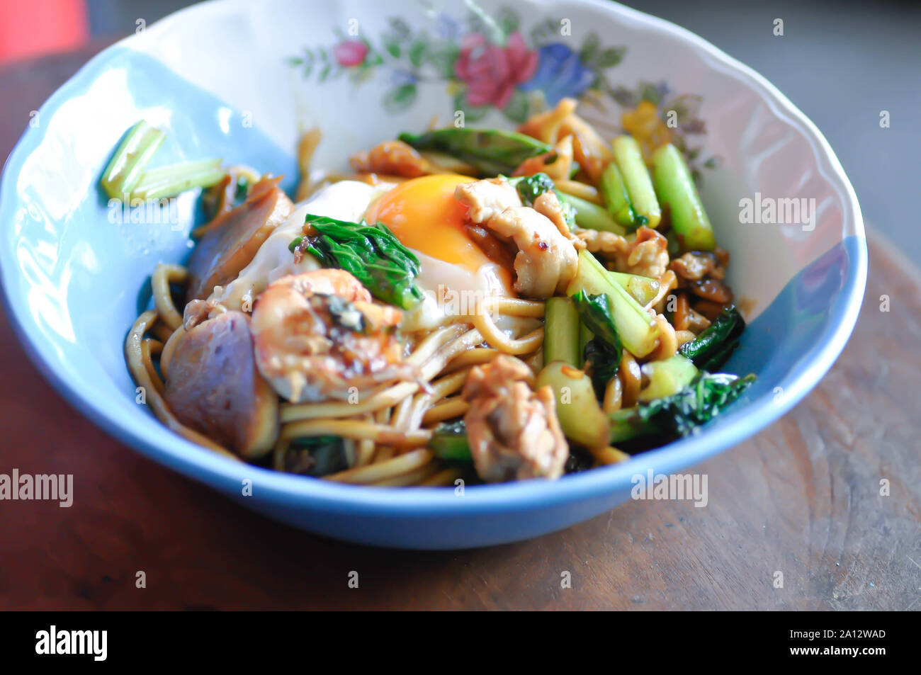 Chinese noodle or noodles with egg and shrimp Stock Photo - Alamy