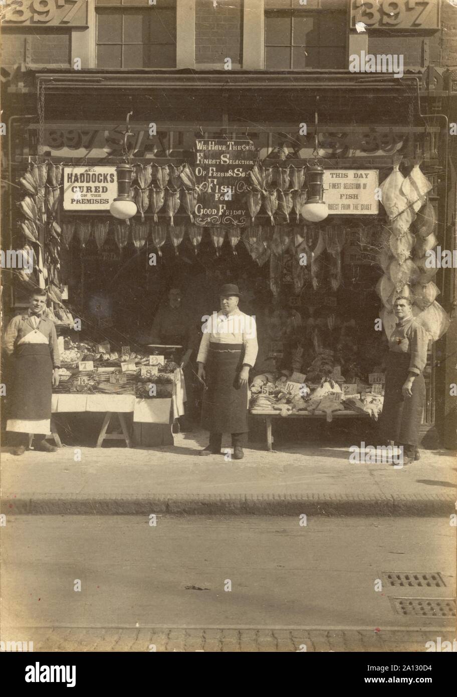 Early 1900's WW1 era photo of fishmongers, Signage "haddocks cured on the premises"  Lavender Hill, London, U.K. 1914-1918 Stock Photo