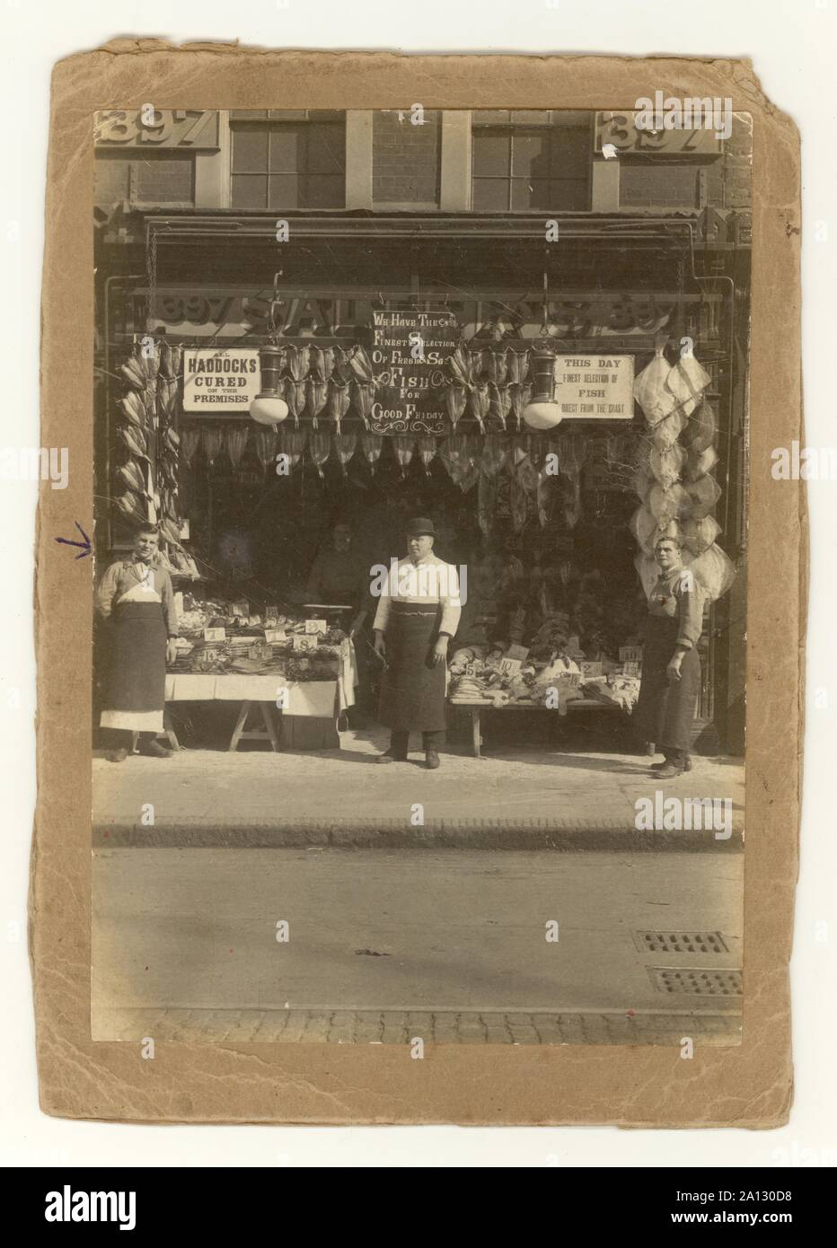 Early 1900's WW1 era photo of fishmongers, Signage 'haddocks cured on the premises'  Lavender Hill, London, U.K. 1914-1918 Stock Photo