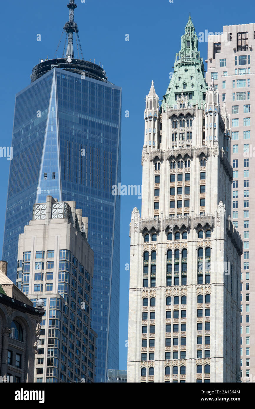 Eine Detailaufnahme der Lower Manhattan Skyline mit One World Trade Center und Woolworth Gebäude Stock Photo