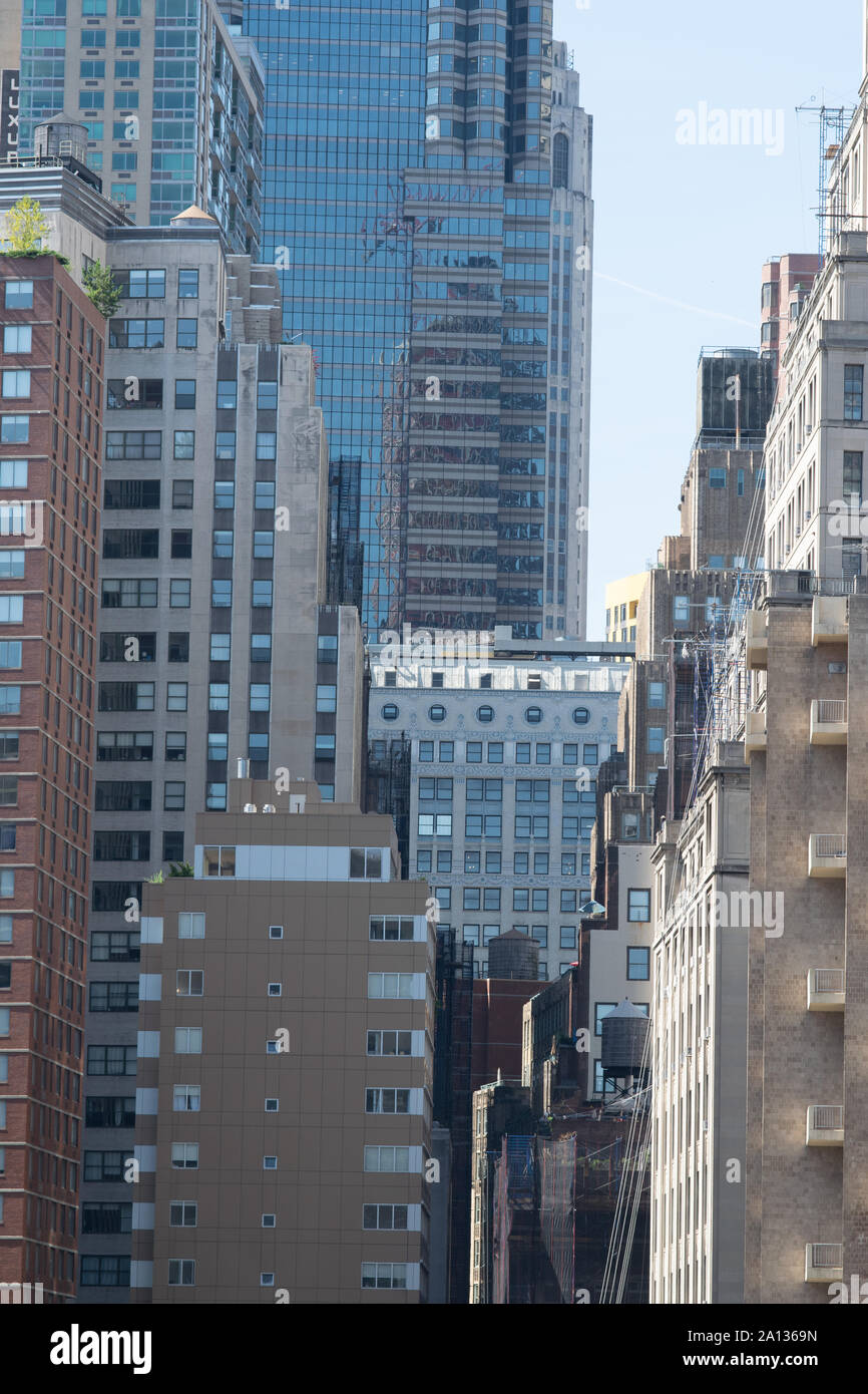 Blick von der Brooklyn Bridge auf eine Häuserschlucht, einer Betonwüste ähnlich. Ein Haus ist eng an das andere gedrängt. Stock Photo