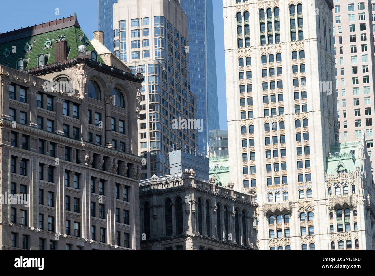 Rechts ist angeschnitten das Woolworth Building, ganz im Hintergrund erkennt man noch das One World Trade Center Stock Photo